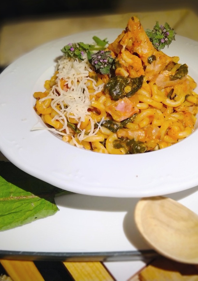 Una foto de Fideos con Carne y Espinacas en Olla GM
