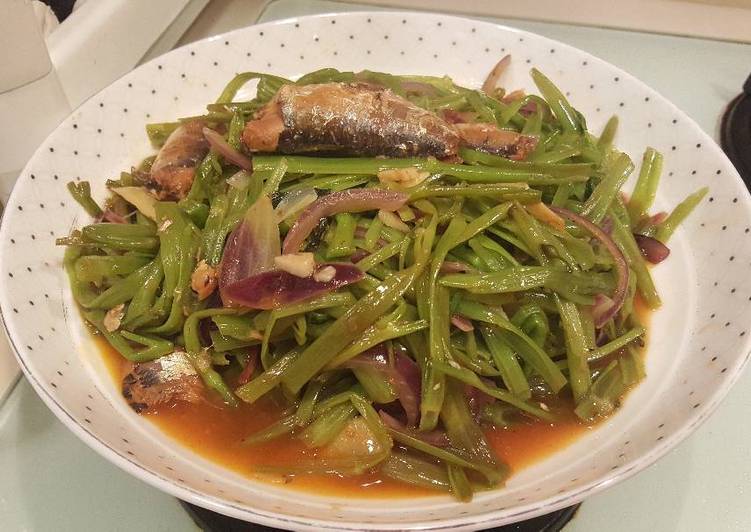 Resep Tumis batang kangkung vs sarden yang Enak
