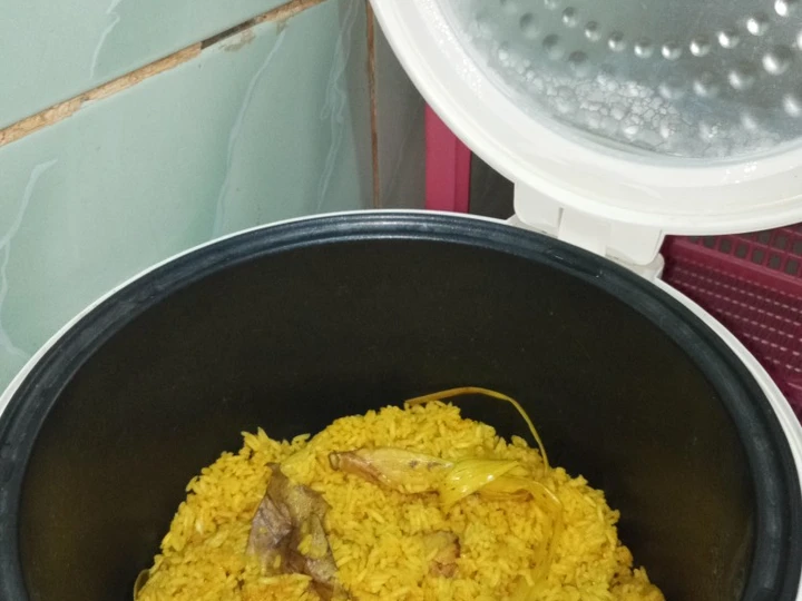 Langkah Gampang Membuat Resep  Nasi kuning rice cooker simple yang Bisa Manjain Lidah, Lezat Sekali