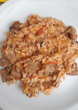 Una foto de Salteado de carne de asado con arroz y verduras
