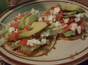 tostadas con queso vegadelphia, aguacate y topping de cáñamo.