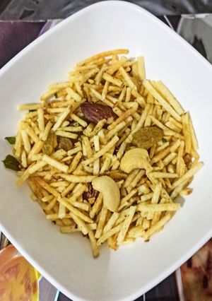आलू का फलाहारी चिवड़ा (aloo aur falahari chivda recipe in Hindi) रेसिपी मुख्य फोटो