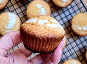 Una foto de Muffins de vainilla fáciles, económicos y sin balanza 🧁 Magdalenas básicas que no fallan 🧁