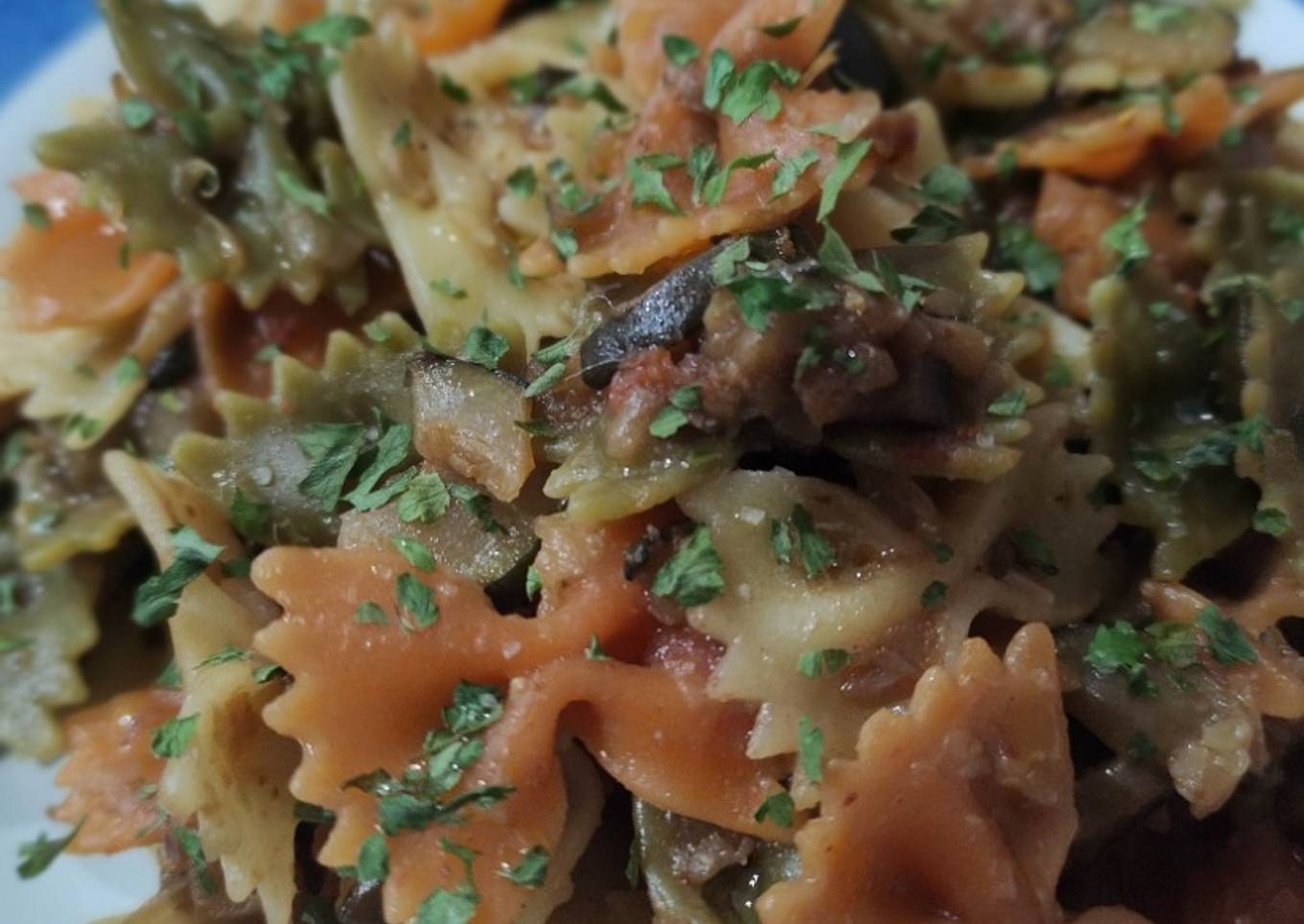 Lazos vegetales de pasta con aceitunas en pisto