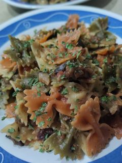 Una foto de Lazos vegetales de pasta con aceitunas en pisto