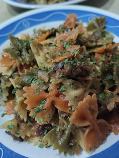 Una foto de Lazos vegetales de pasta con aceitunas en pisto