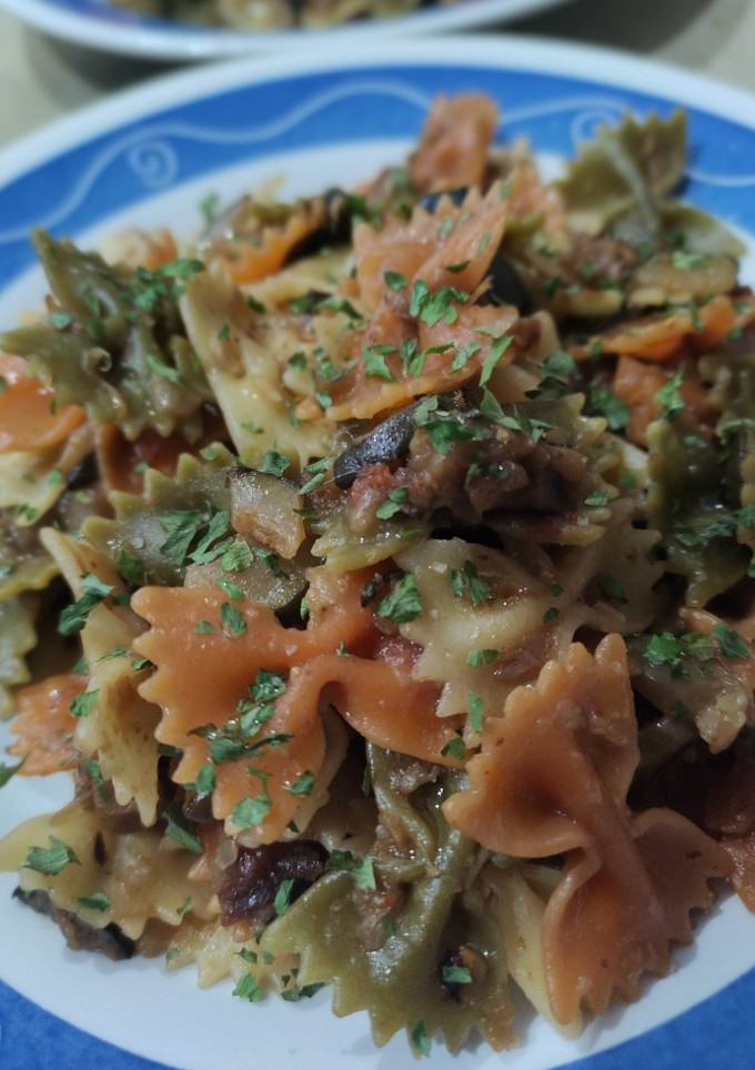 Una foto de Lazos vegetales de pasta con aceitunas en pisto