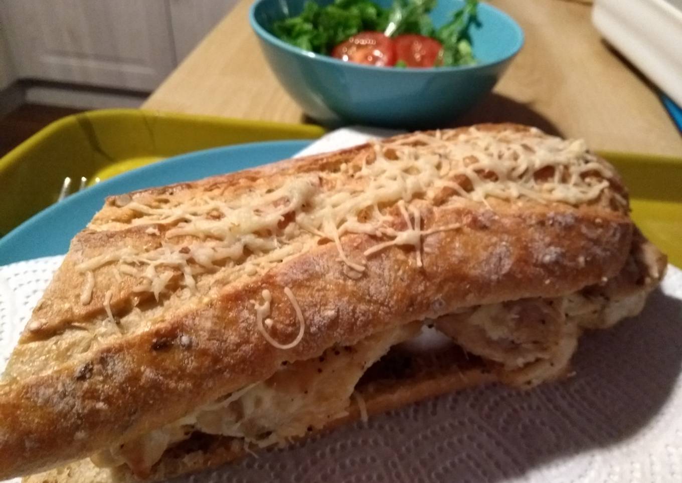 Bocadillo de pechuga de pollo y queso de cabra