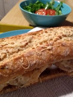 Una foto de Bocadillo de pechuga de pollo y queso de cabra