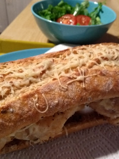 Una foto de Bocadillo de pechuga de pollo y queso de cabra
