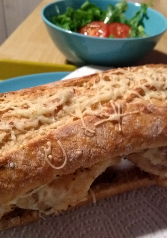 Una foto de Bocadillo de pechuga de pollo y queso de cabra