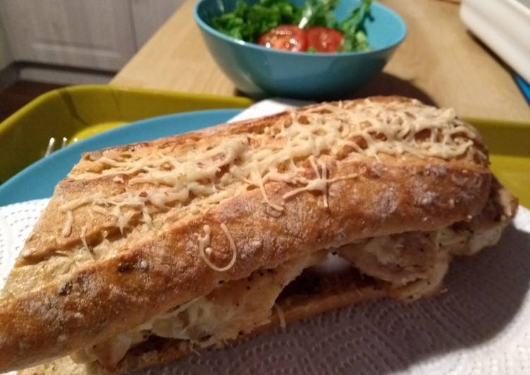 Bocadillo de pechuga de pollo y queso de cabra con ensalada de rúcula