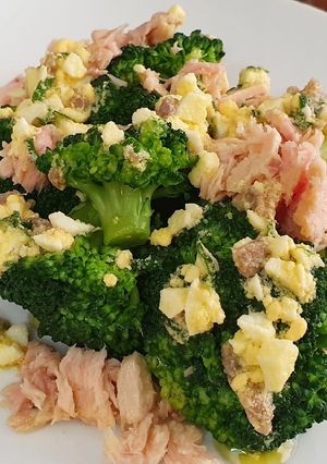 Foto principal de Brécol con bonito y vinagreta de huevo y anchoa