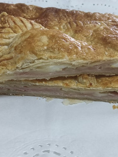 Una foto de Empanada de hojaldre con jamón de york y queso