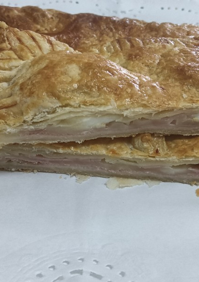 Una foto de Empanada de hojaldre con jamón de york y queso