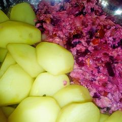 A picture of Potatoes and beetroot omelette.