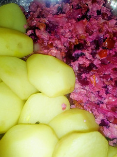 A picture of Potatoes and beetroot omelette.