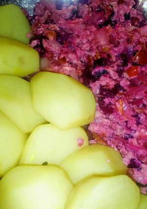 A picture of Potatoes and beetroot omelette.