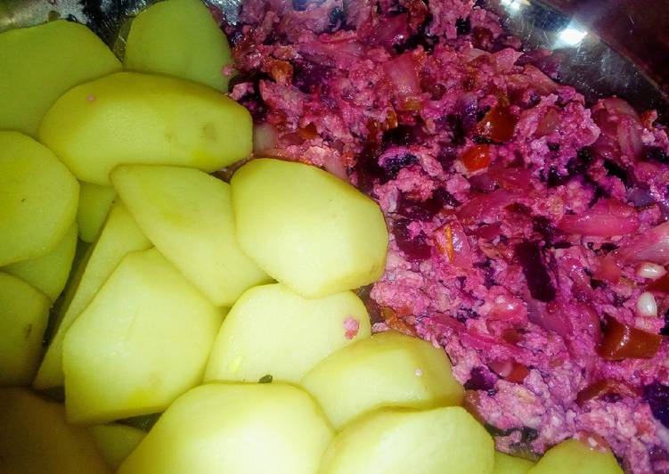 Potatoes and beetroot omelette