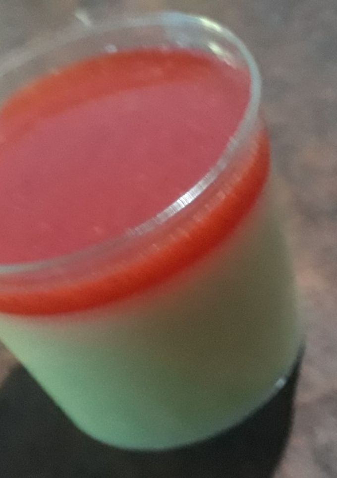 Una foto de Panacotta de chocolate blanco y frutilla