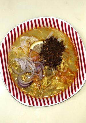 A picture of Ohn No Khauk Swe / Burmese Laksa.