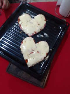 Una foto de Pizzas caseras súper fáciles 😋❤️