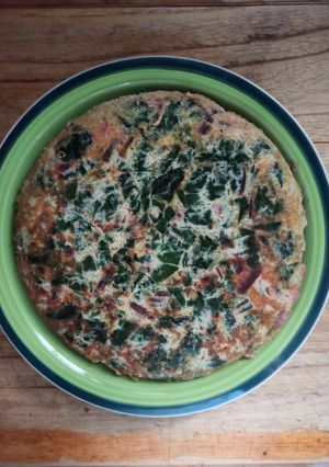 Una foto de Tortilla con hojas de remolacha