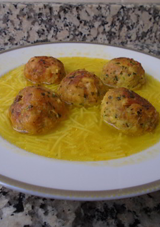 Una foto de Sopa de pollo con albóndigas de pan