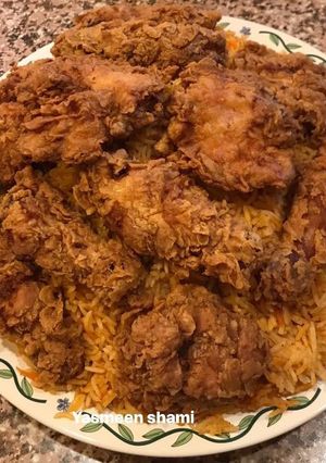 صورة لوصفة كبسة مزينة بالدجاج المقلي 😍😍