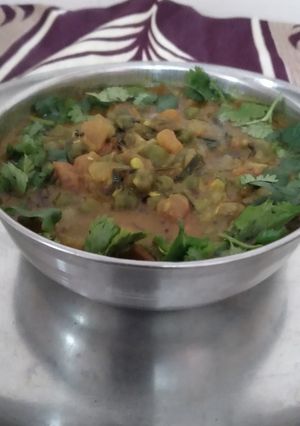 લીલા ચણા નું શાક (Green Chana Shak Recipe In Gujarati) રેસીપી મુખ્ય ફોટો