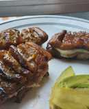 Plátanos maduros asados y rellenos de queso y dulce de guayaba🧀🍌🍯