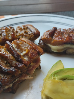 Una foto de Plátanos maduros asados y rellenos de queso y dulce de guayaba🧀🍌🍯
