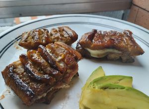 Una foto de Plátanos maduros asados y rellenos de queso y dulce de guayaba🧀🍌🍯