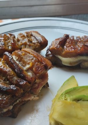 Una foto de Plátanos maduros asados y rellenos de queso y dulce de guayaba🧀🍌🍯