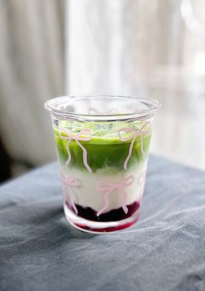 Hình của món Berry matcha latte.