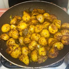 A picture of Baby potatoes fry.