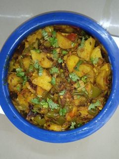 आलू शिमला मिर्च की सब्जी (Aloo shimla mirch ki sabzi recipe in hindi) रेसिपी मुख्य फोटो