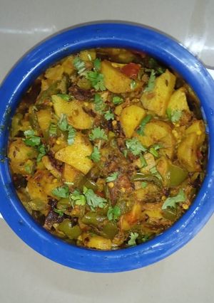 आलू शिमला मिर्च की सब्जी (Aloo shimla mirch ki sabzi recipe in hindi) रेसिपी मुख्य फोटो