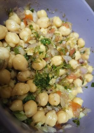 A picture of Imli chana Chaat.