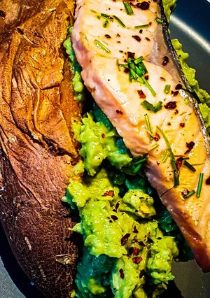 Gefüllte Süßkartoffel mit Avocado und Lachs Rezepthauptbild
