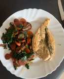 Pollo a las finas hierbas con guarnición saludable