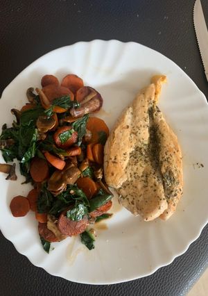 Una foto de Pollo a las finas hierbas con guarnición saludable
