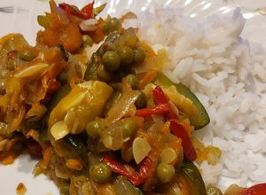 Una foto de Salteado de Vegetales con 🫛 Arvejas en lata 🫛