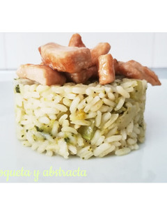 Una foto de Arroz con apio, brócoli y pollo en salsa de ostras