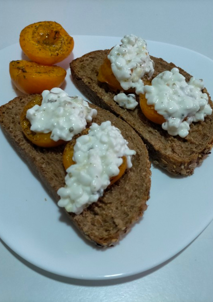 Una foto de Tostas de albaricoque y queso cottage