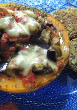 Una foto de Calabaza rellena y hamburguesas de garbanzos