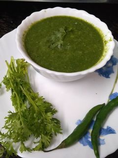 हरी धनिया की चटनी (hari dhaniya ki chutney recipe in Hindi) रेसिपी मुख्य फोटो