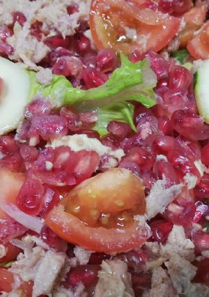 Una foto de Ensalada de tomates, atún y Granada de temporada