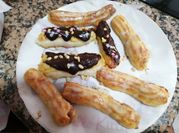 Una foto de profiteroles dulces