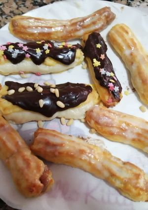 Una foto de Eclair rellenos de crema pastelera y crema chocolate